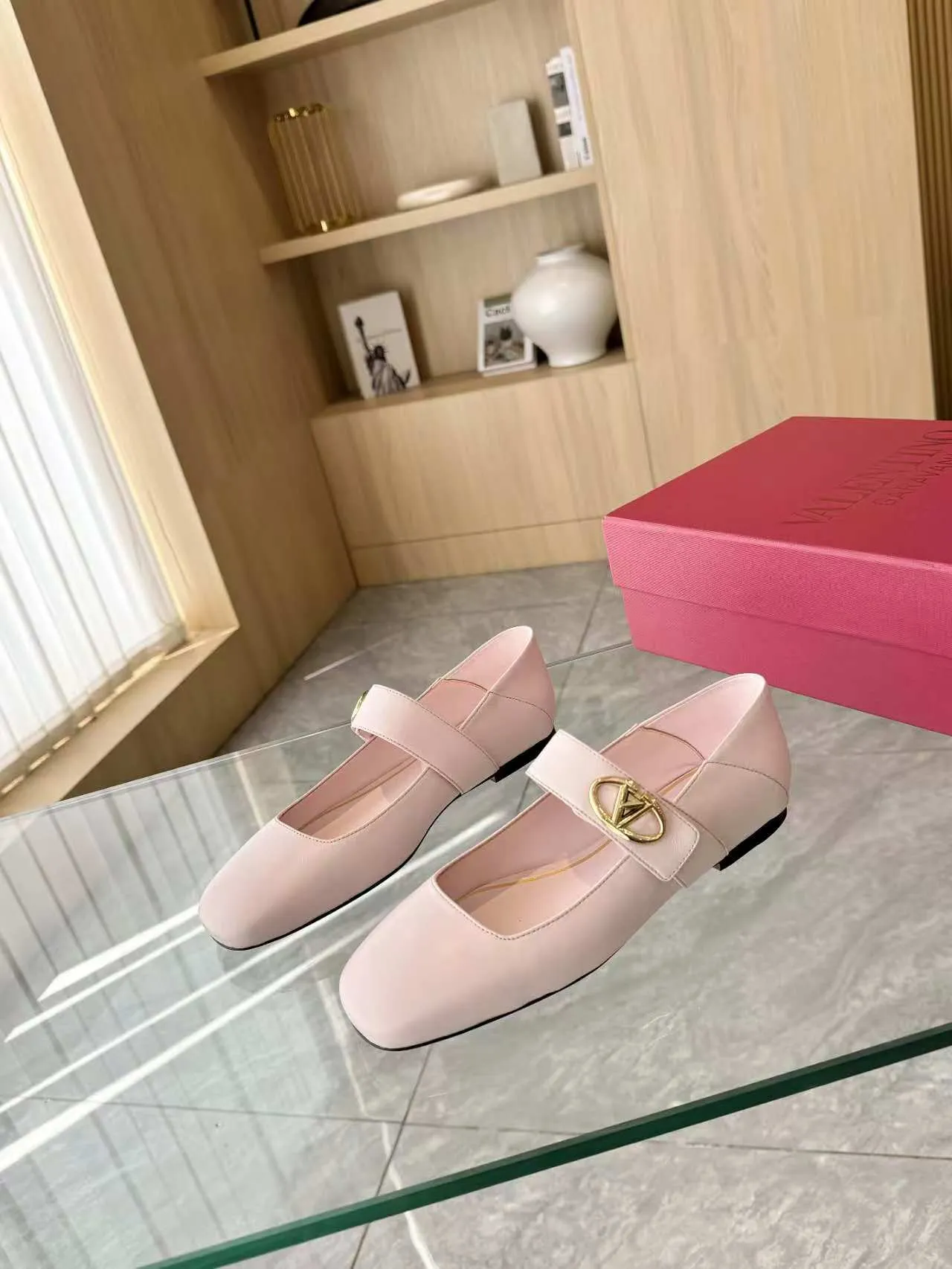 👟👟Ex-factory price 440👟👟 Genuine leather sole +40 Top version 𝑉𝐴𝐿𝐸𝑁𝑇𝐼𝑁𝑂 Valentino new autumn women's flat shoes, fashionable and versatile, definitely worth buying★Absolutely high-grade❥Original method Absolutely sensual❥Elegant style Create a different feeling, simple and elegant style!  Code number: 35-41 (34-42 customized, non-refundable) Fabric: Imported sheepskin Inner feet: Inner sheepskin Leather outsole Rubber outsole